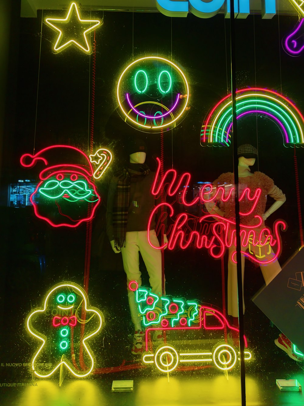 eine Schaufensterauslage mit Weihnachtsbeleuchtung und Dekorationen