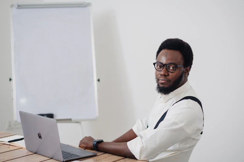 Professionnel devant son ordinateur