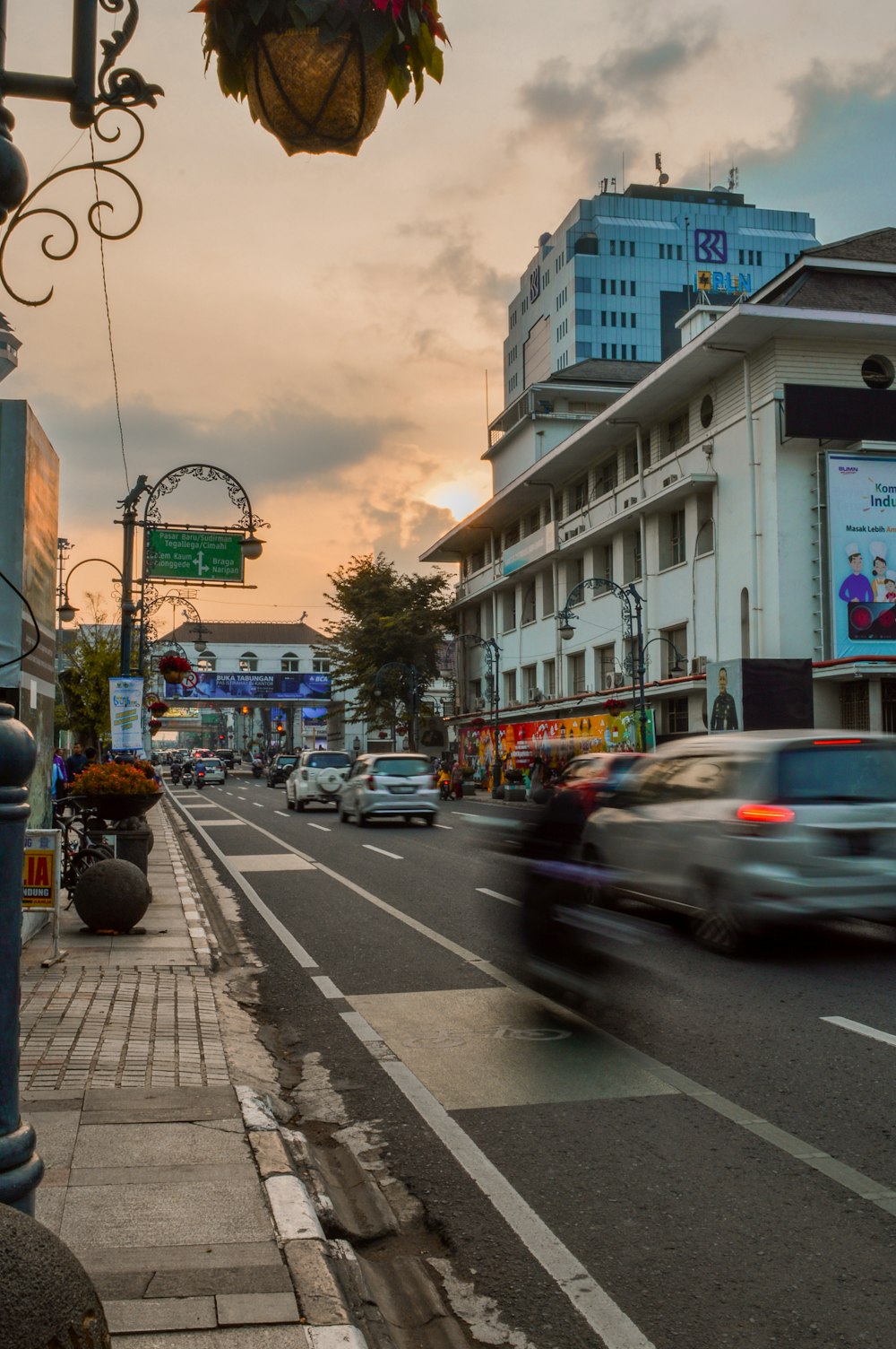 uma rua da cidade cheia de muito tráfego