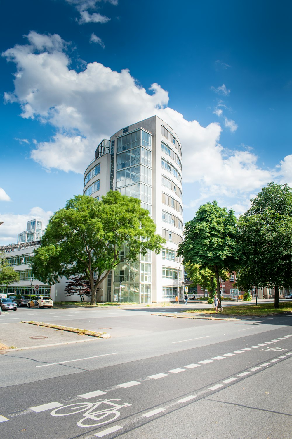 Una calle de la ciudad con un edificio al fondo