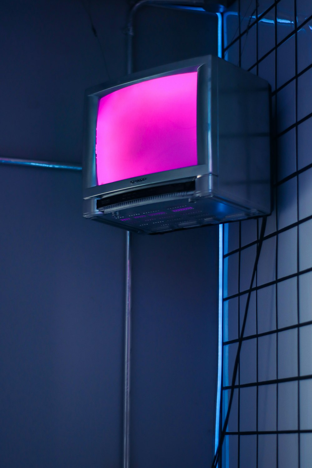 Ein Fernseher, der sich an einer Wand in einem Raum befindet