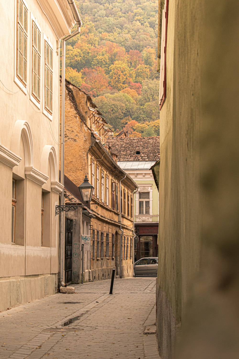 Una strada stretta con edifici su entrambi i lati