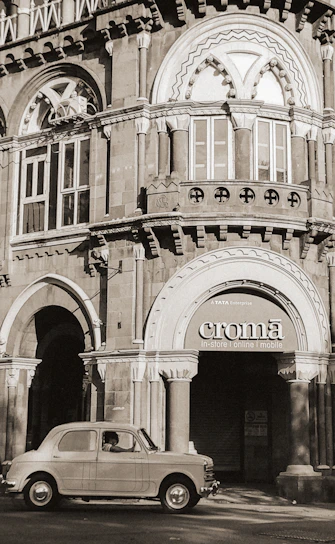 A vintage photo of the original Autopartes Rodríguez store in Rioverde, with a modern overlay of the current Voltáreo branding.
