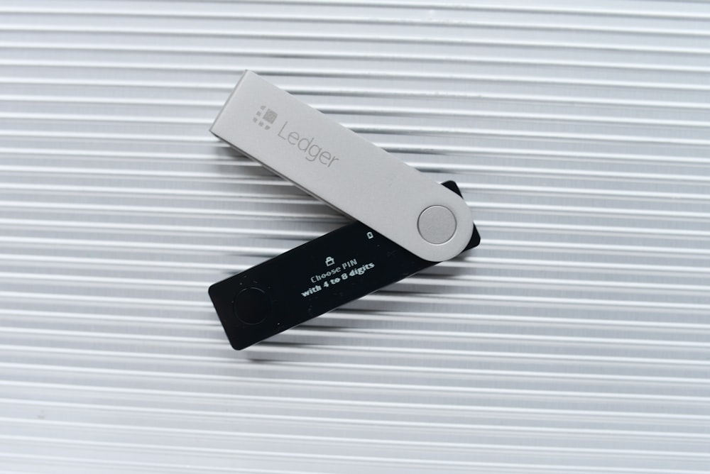 Ein USB-Stick, der auf einer weißen Oberfläche sitzt