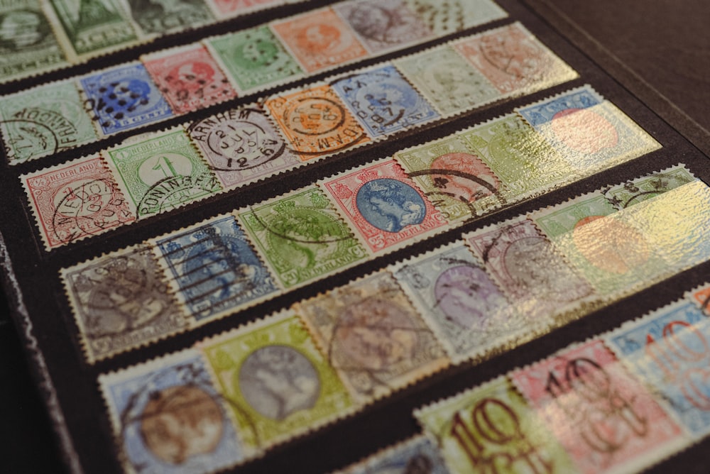 eine Sammlung von Briefmarken auf einem Tisch