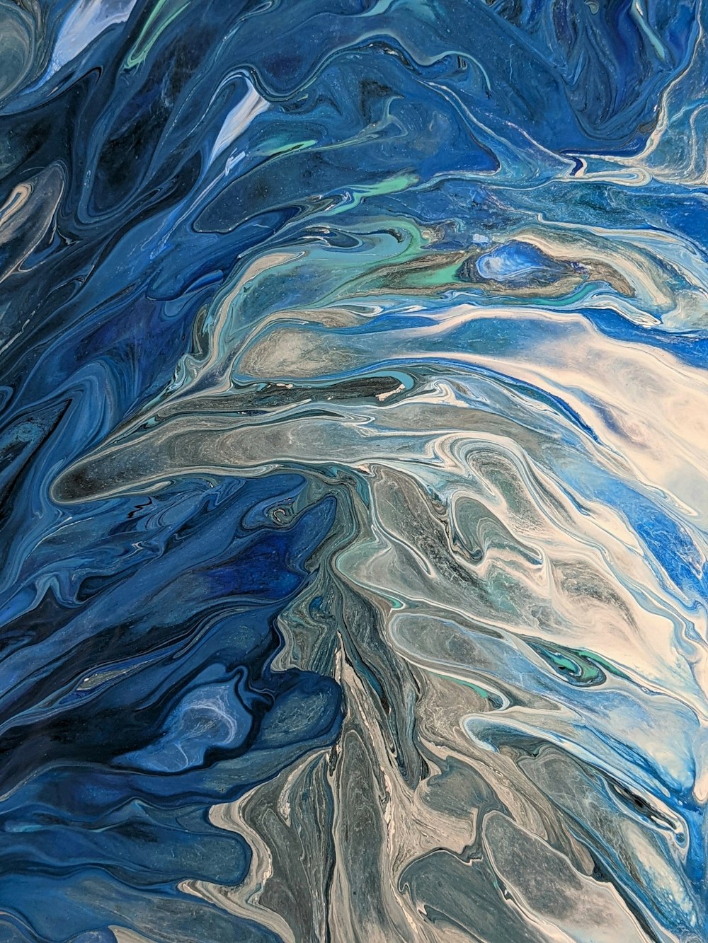 ein abstraktes Gemälde aus blauen und weißen Farben