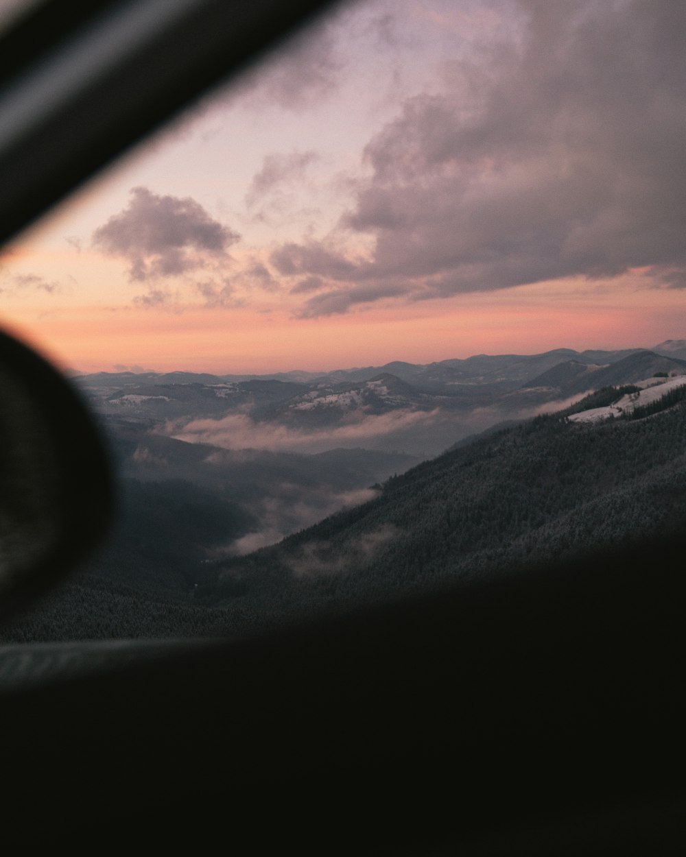 une vue sur les montagnes depuis une fenêtre d’avion