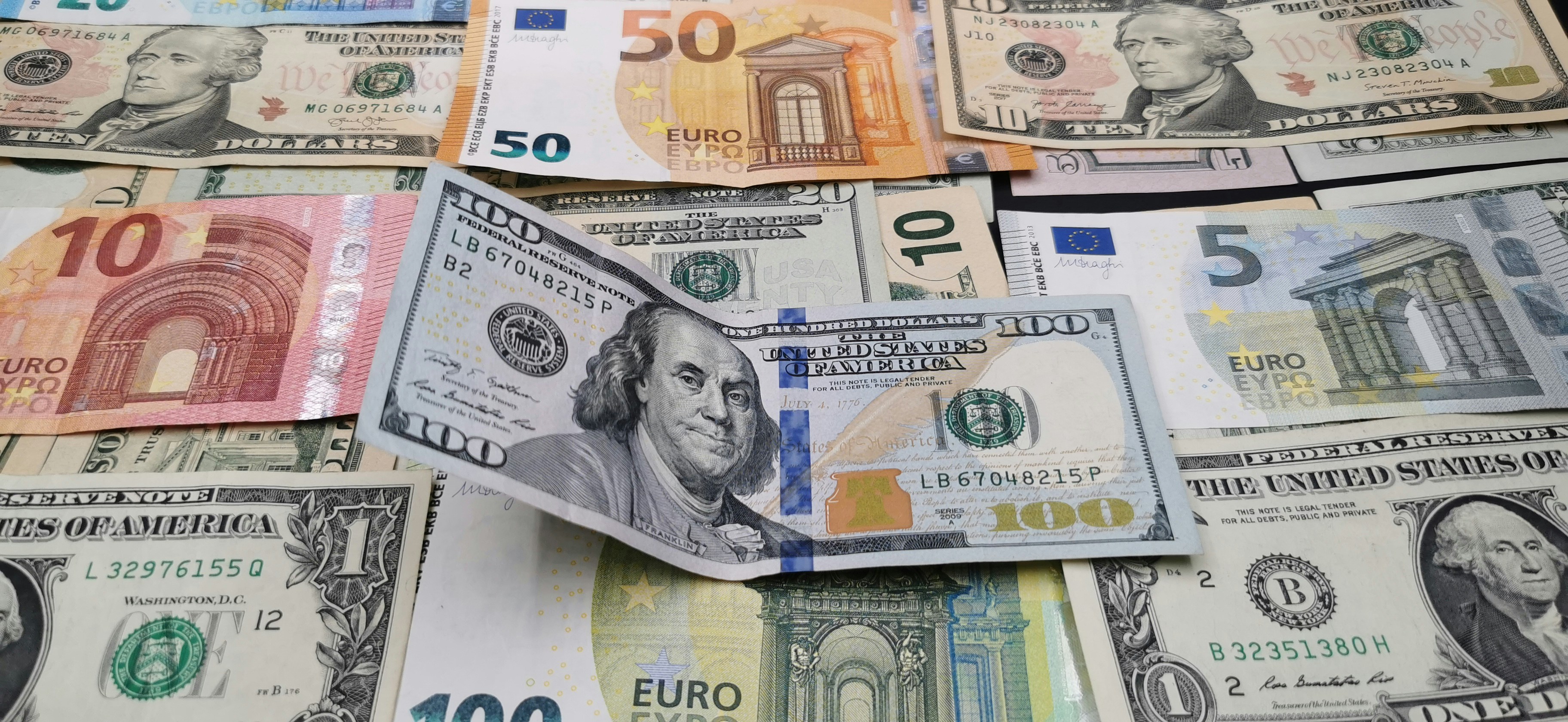 ein Haufen Geld, der übereinander sitzt