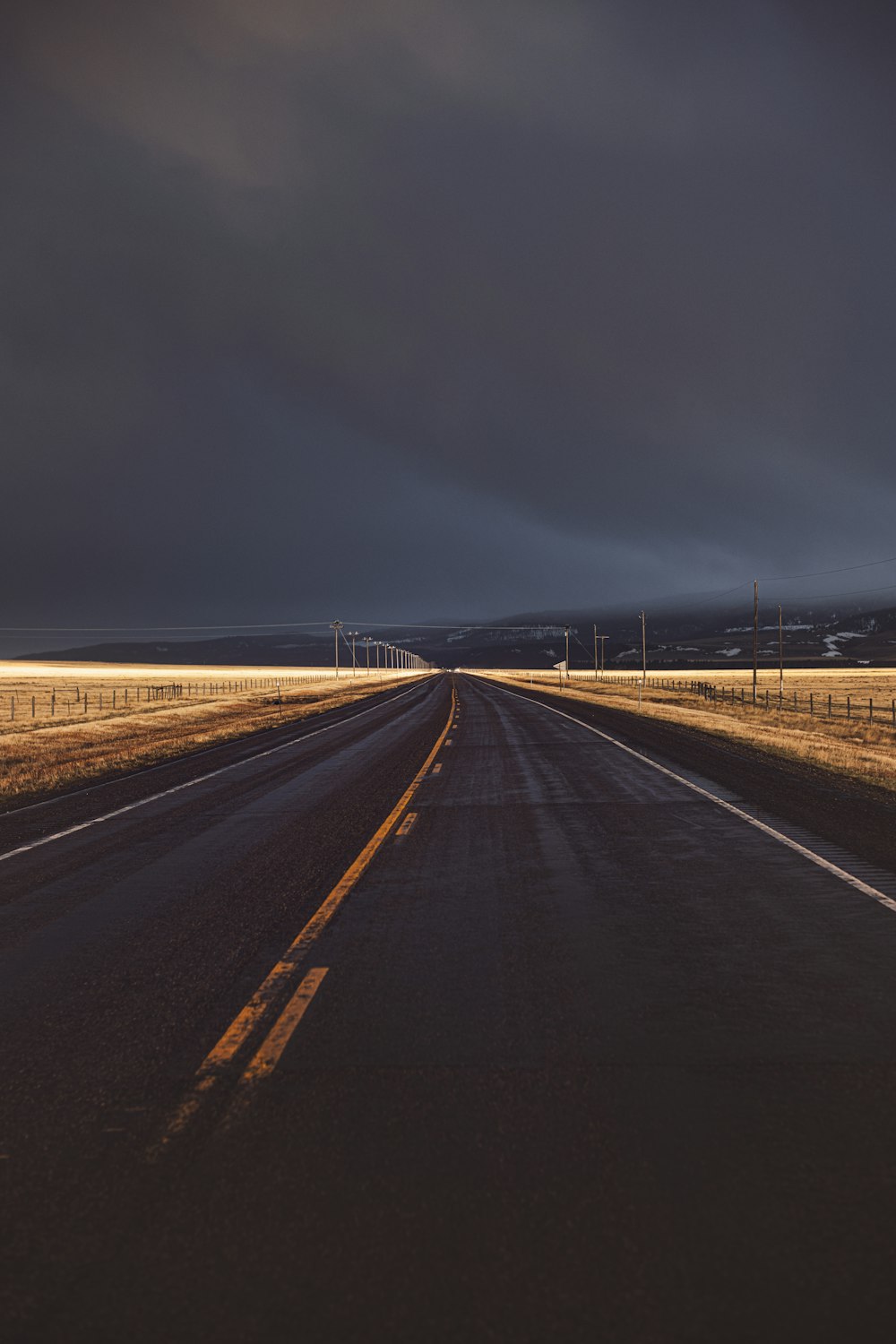 Une longue route vide au milieu de nulle part