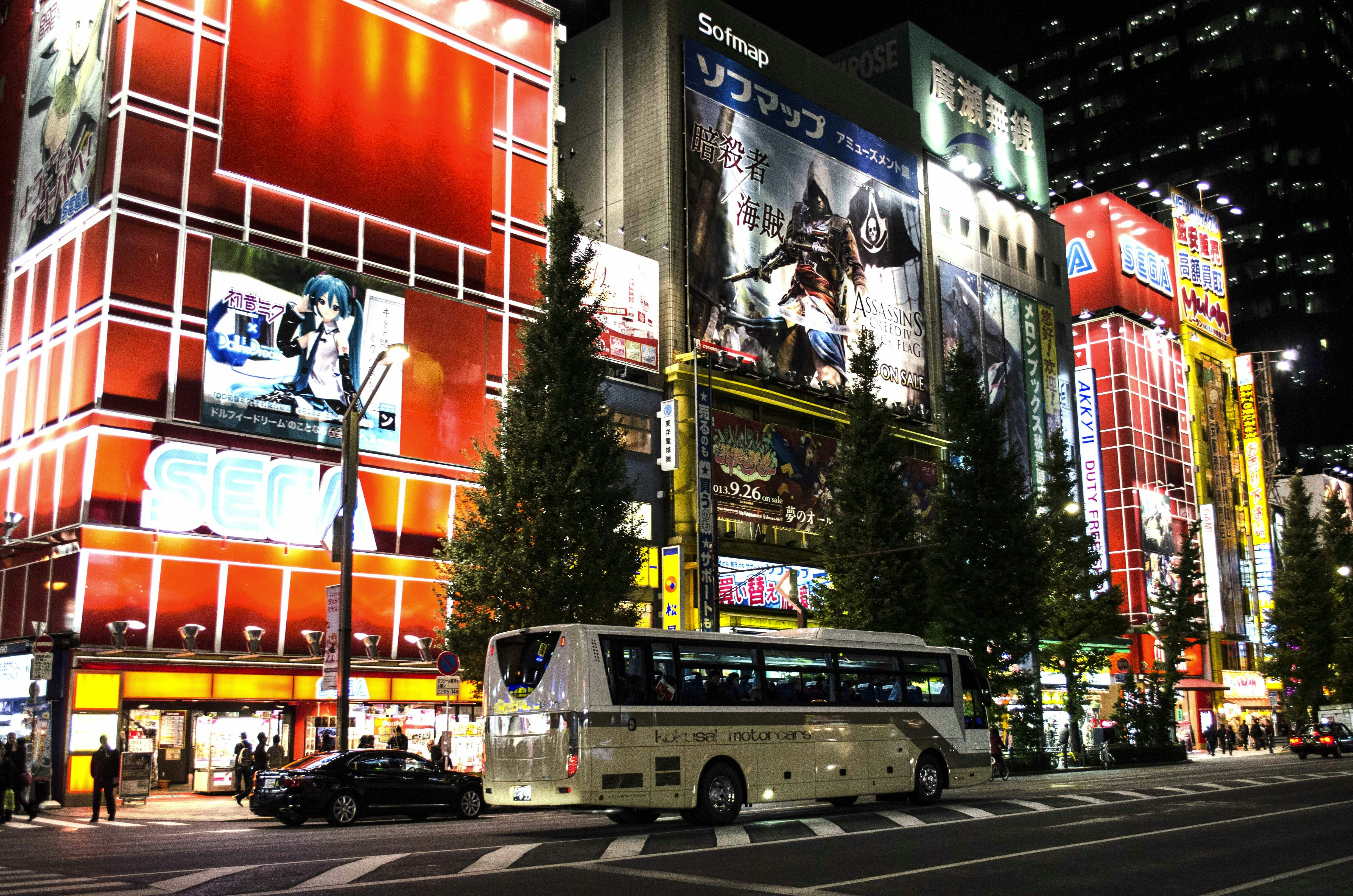 Un autobús conduciendo por una calle junto a edificios altos