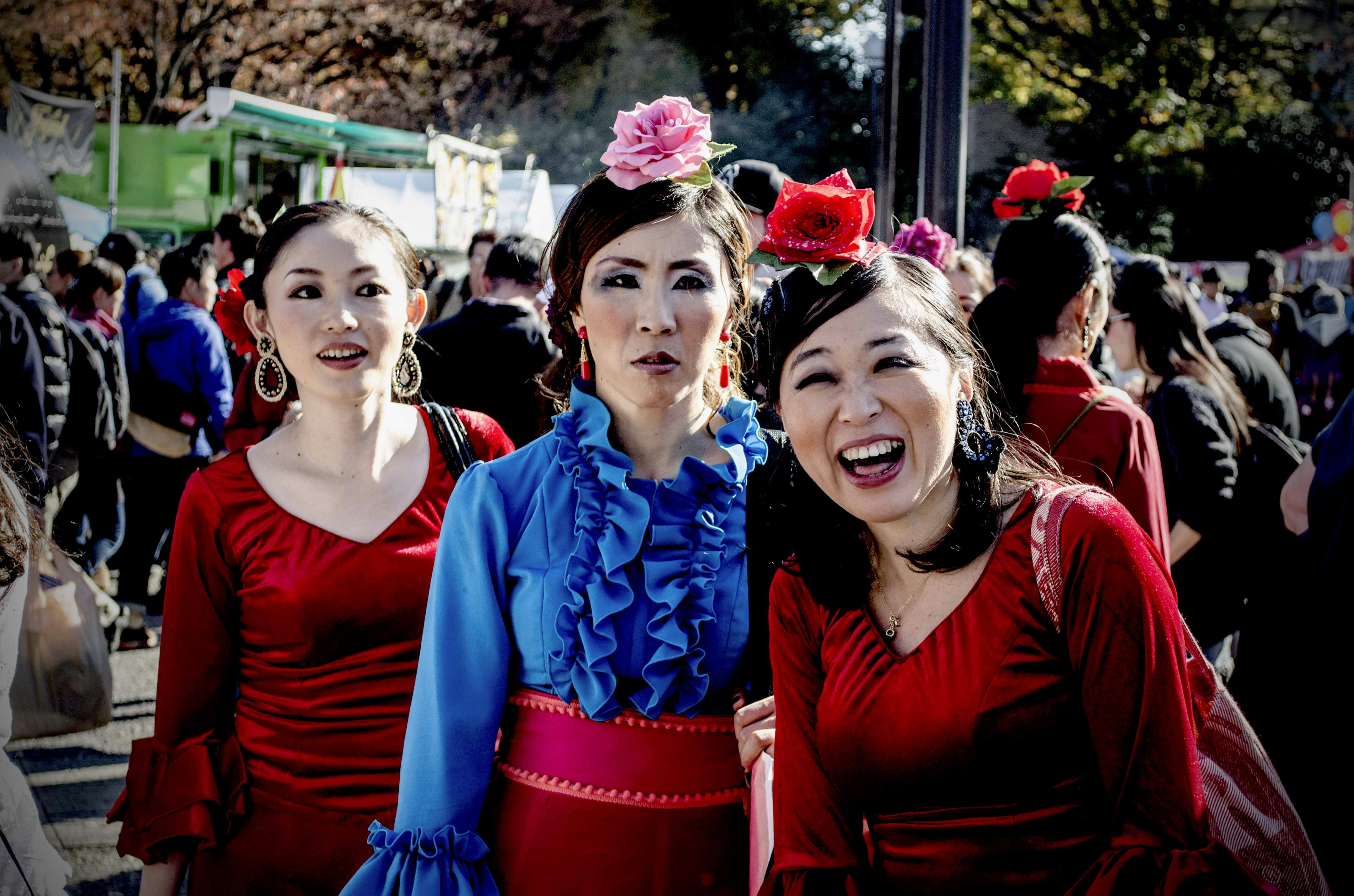 Un grupo de mujeres de pie una al lado de la otra
