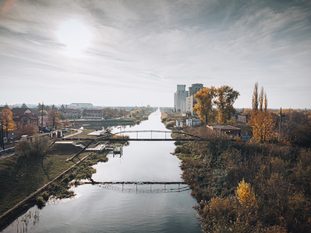 Ein Fluss, der durch eine Stadt fließt, die von hohen Gebäuden umgeben ist