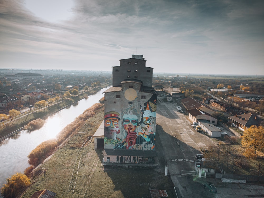 une vue aérienne d’un bâtiment avec une murale dessus