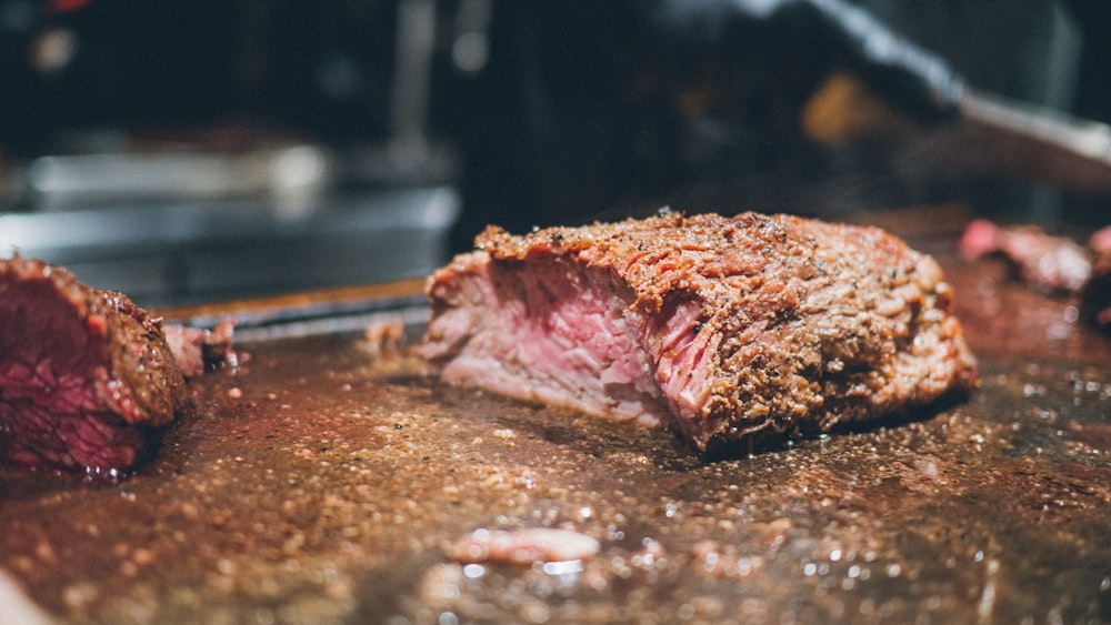 Gros plan d’un steak sur un gril