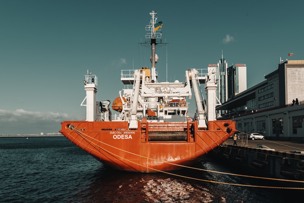 Ein großes orangefarbenes Boot legte im Wasser an