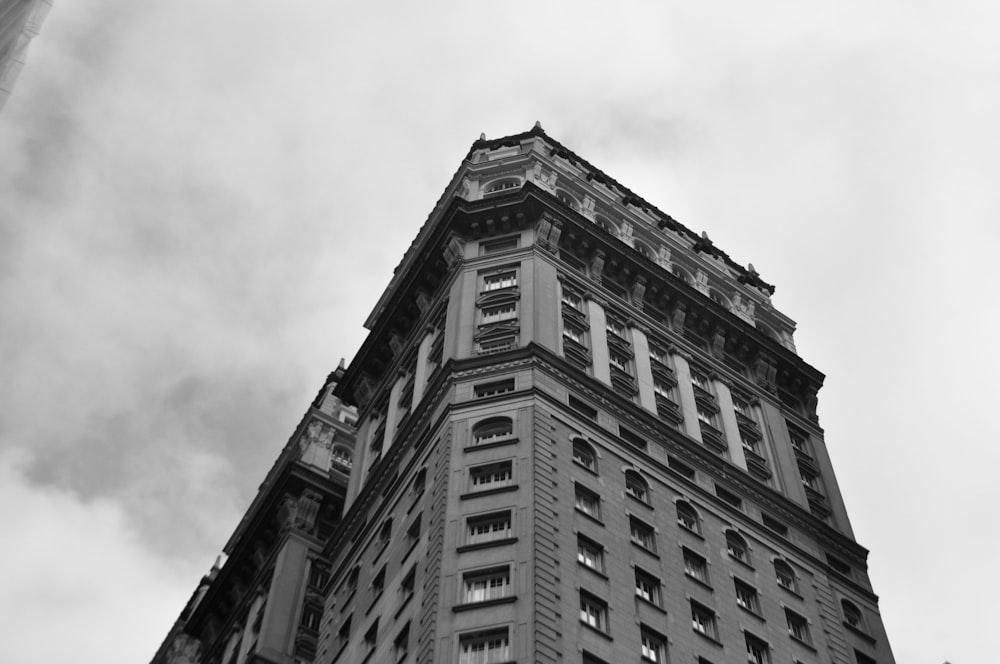 un grand bâtiment avec une horloge sur le dessus