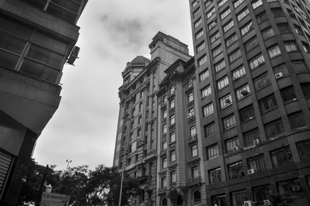 uma foto em preto e branco de edifícios altos