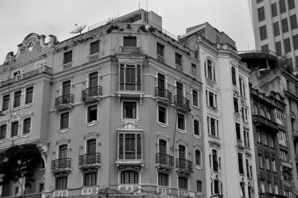 uma foto em preto e branco de um edifício com varandas