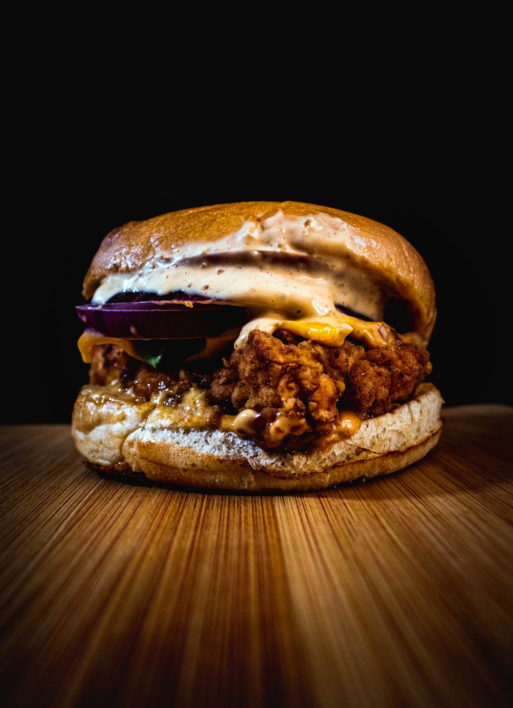 un sandwich au poulet frit sur une table en bois