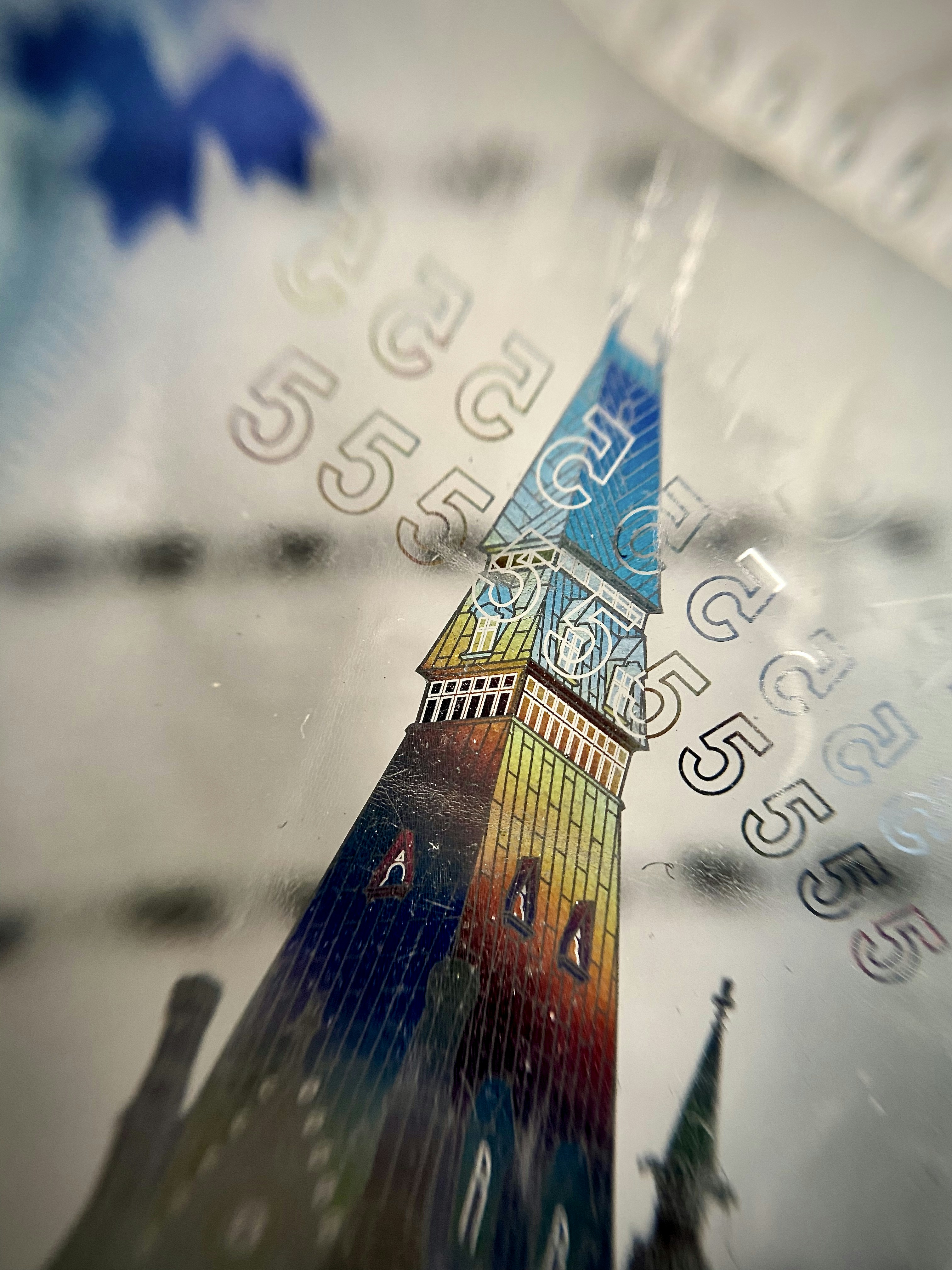 Conception holographique d'une tour d'horloge sur un billet de cinq dollars.