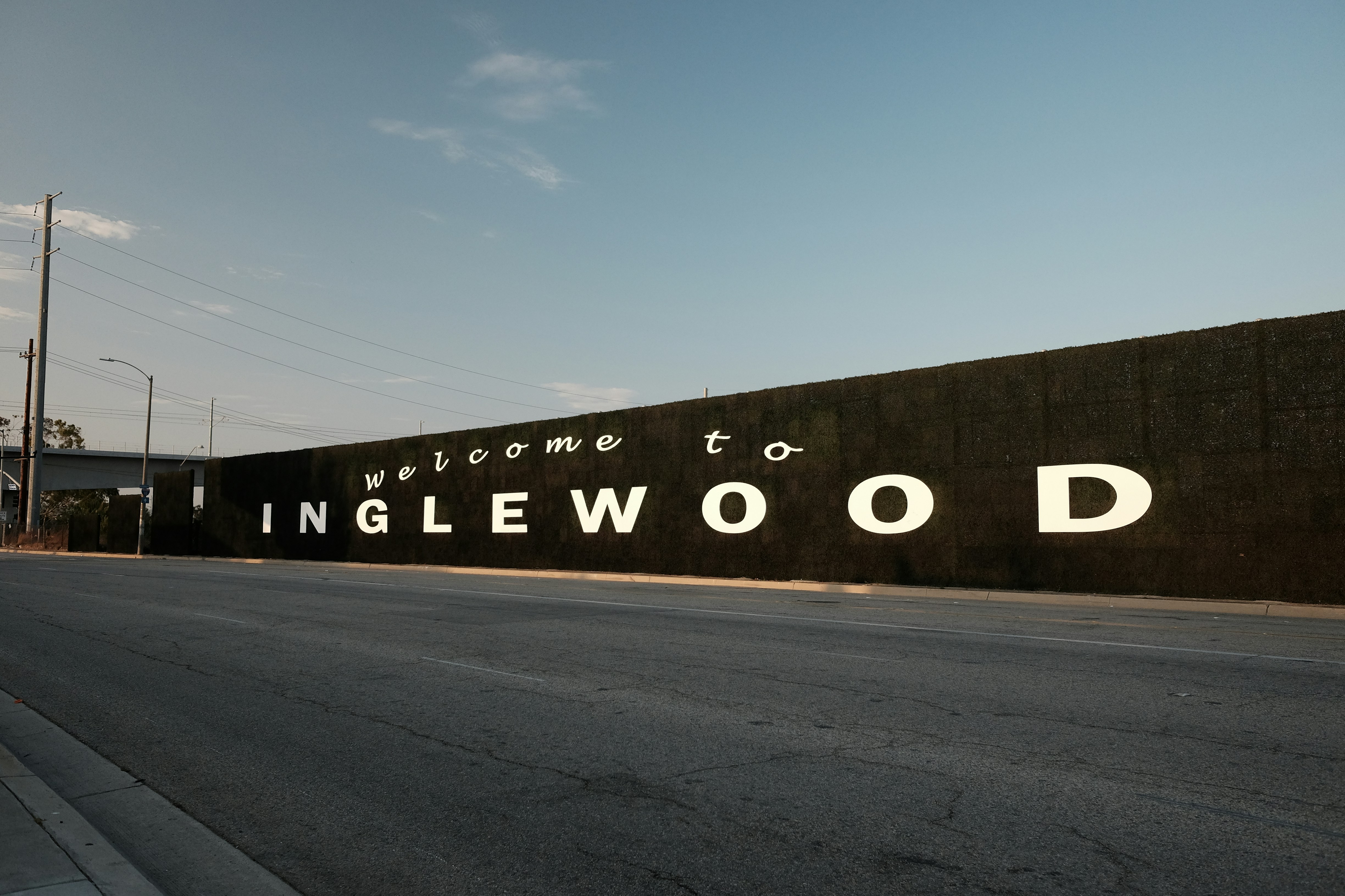 a welcome to inglewood sign on the side of a building