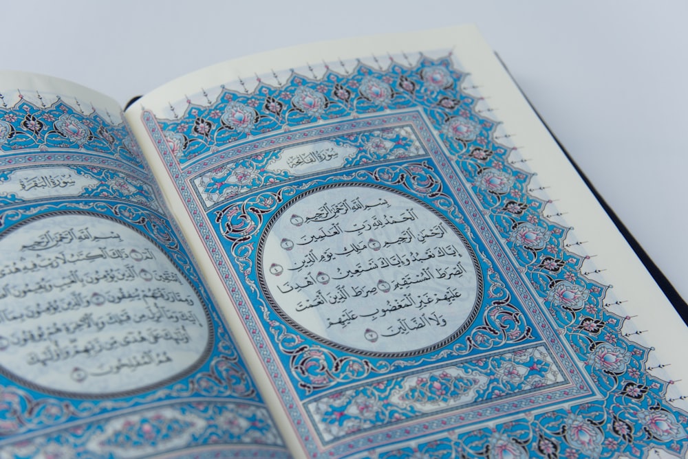 아랍어 글쓰기로 펼쳐진 책의 클로즈업
