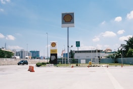 The exterior facade of El Líder Lubricentro with clear signage on a sunny day.