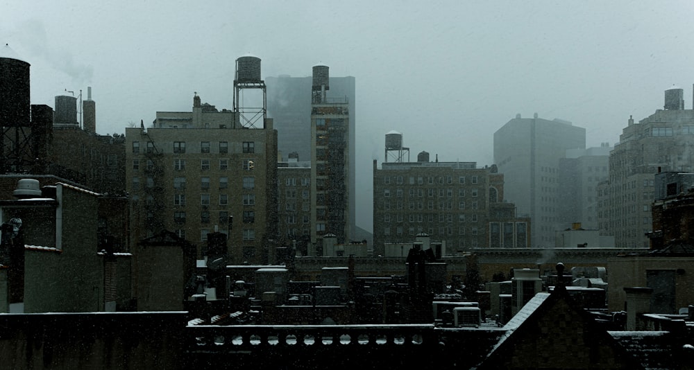 Blick auf eine Stadt von einem Dach im Schnee