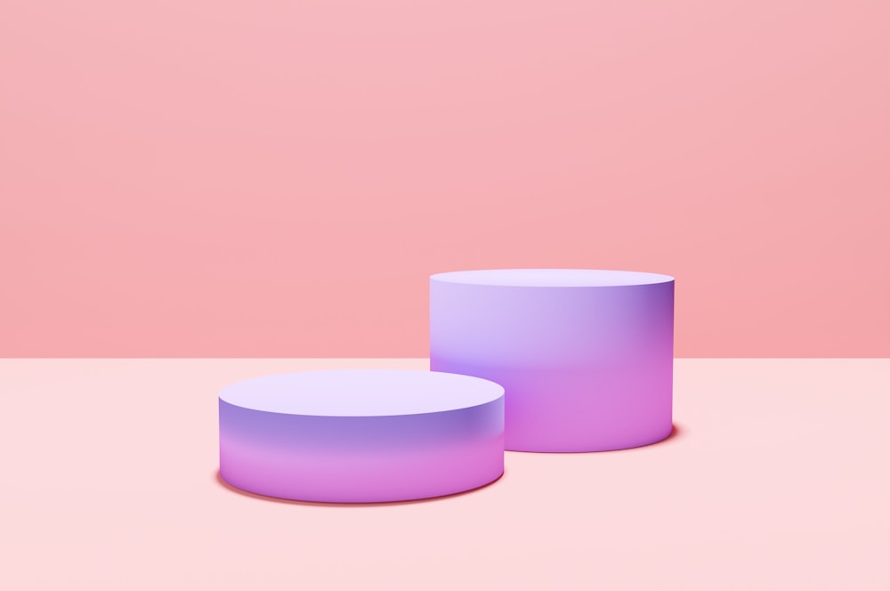 un vase rose et violet posé sur une table