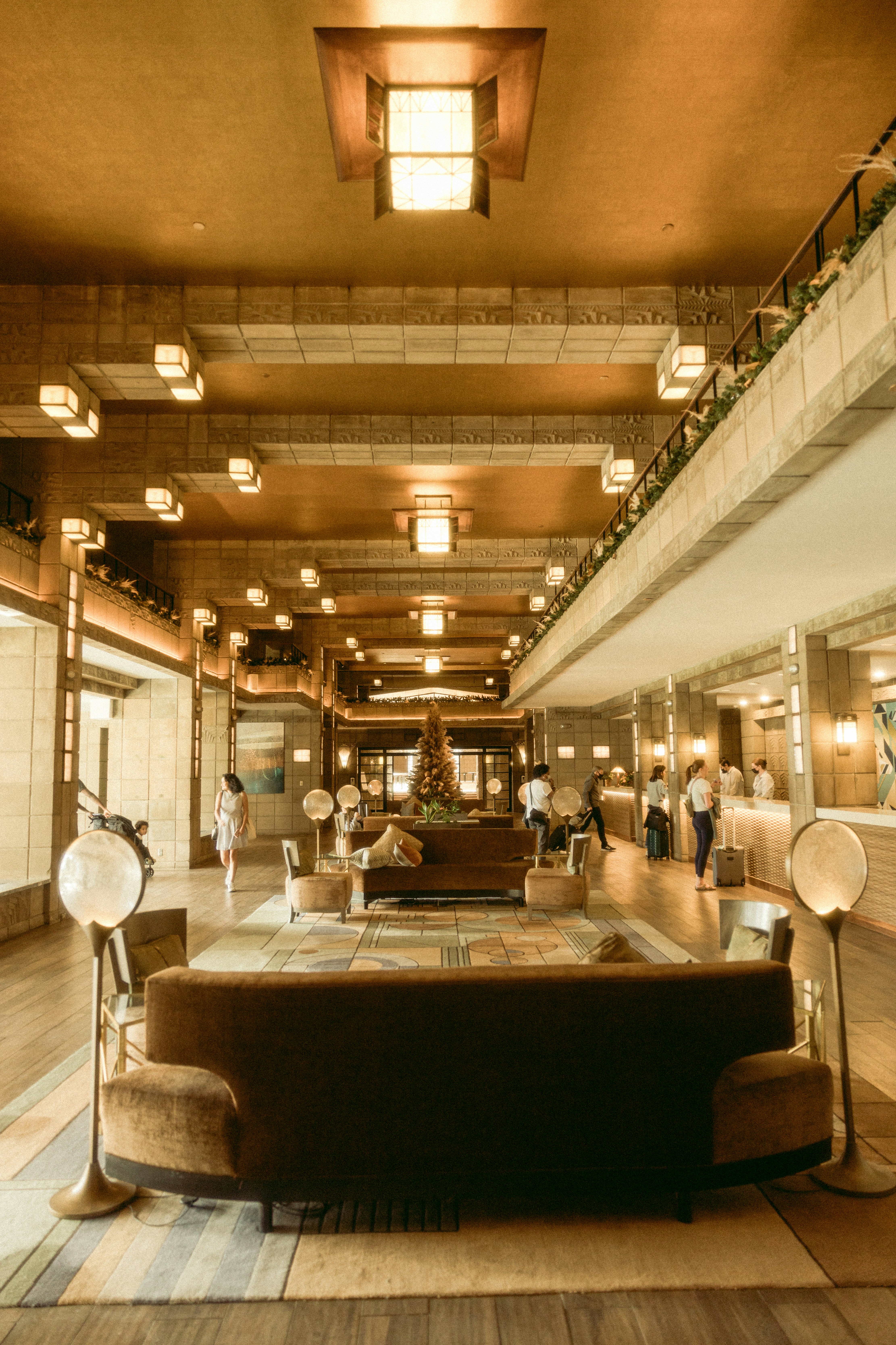 hotel lobby modern, wallpaper, Bisnis Hospitality: Peluang, Tantangan, dan Strategi Sukses 2