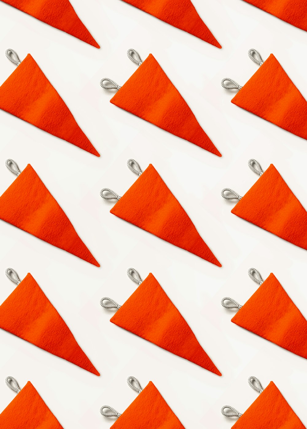 Gros plan d’un bouquet de triangles orange