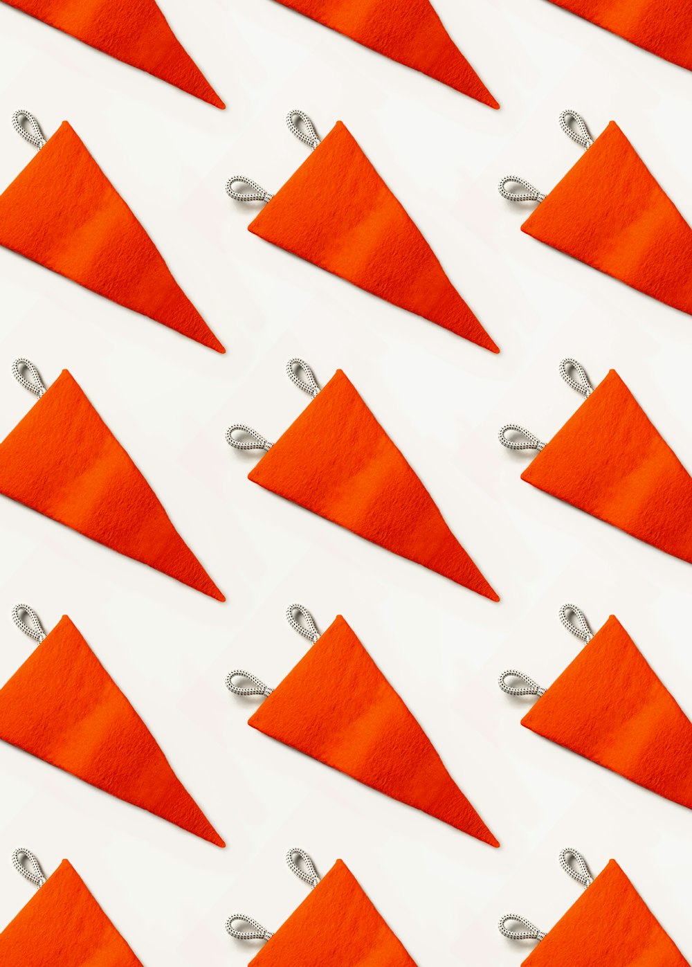 Un primo piano di un gruppo di triangoli arancioni