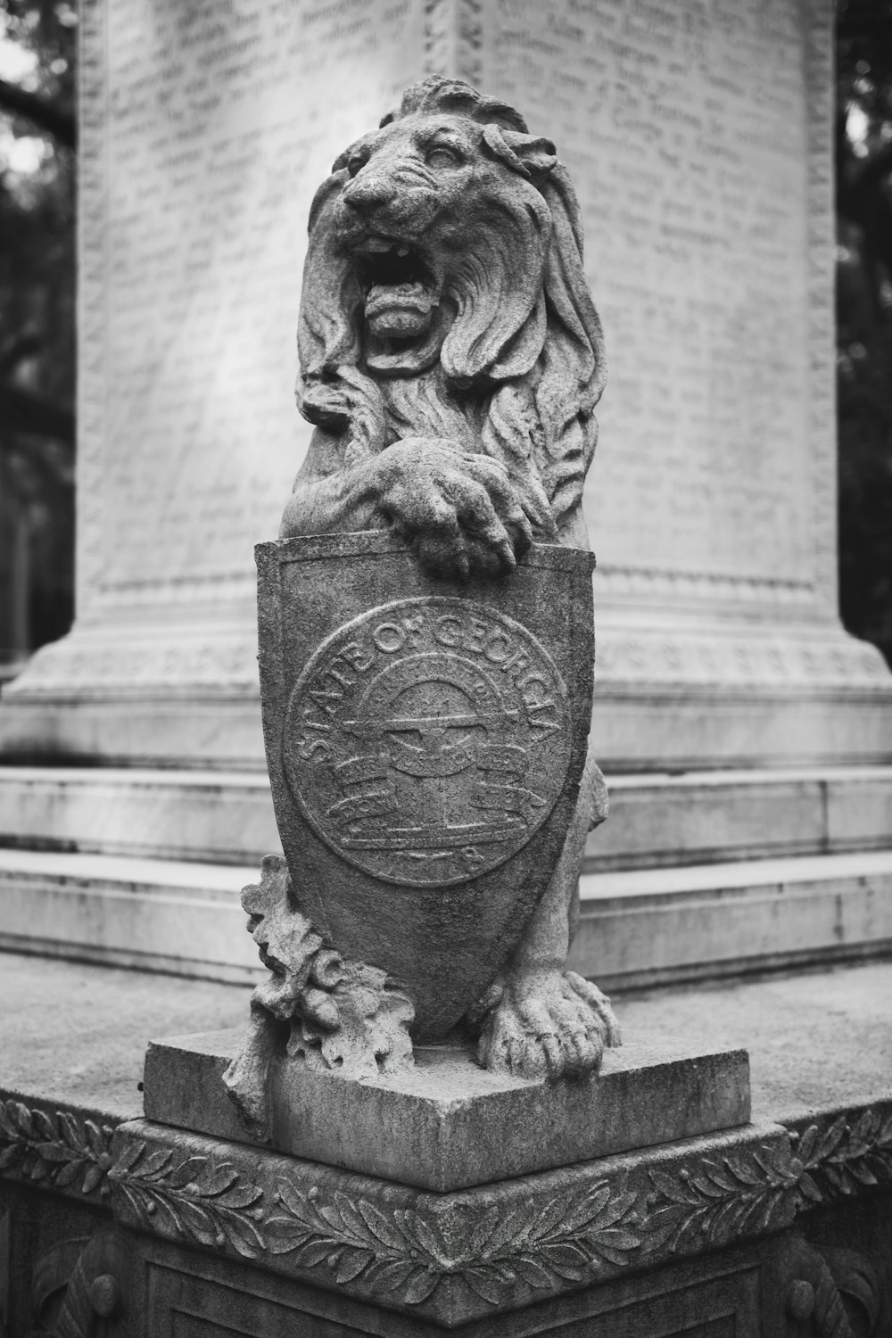 Eine Statue eines Löwen, der einen Schild hält