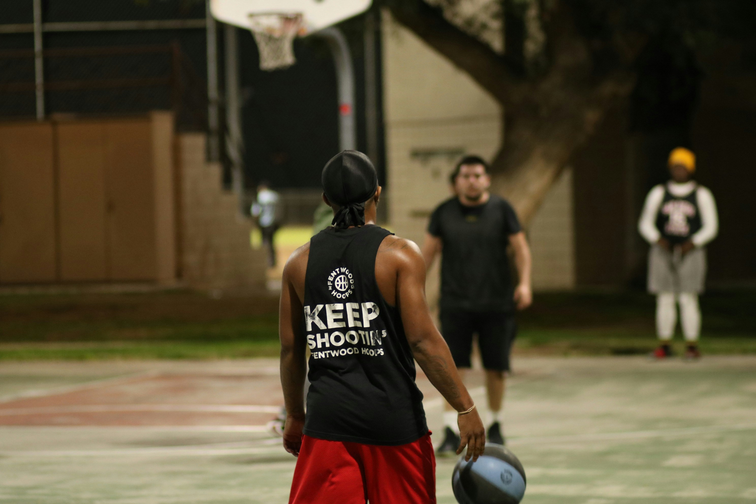 Entrenador señalando ajustes tácticos en una pizarra de baloncesto