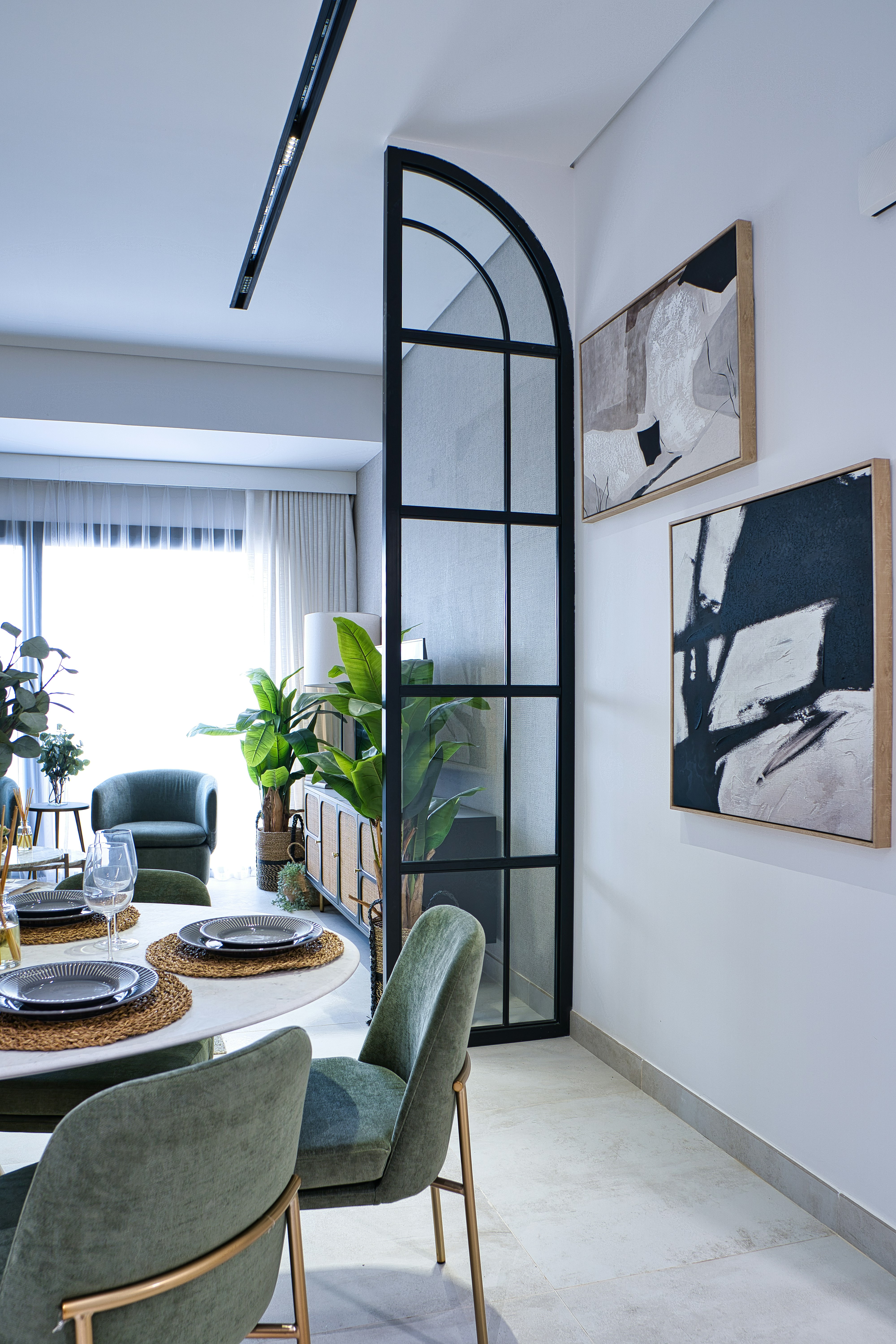 A dining room with a table and chairs photo Free Dubai united arab emirates Image on Unsplash