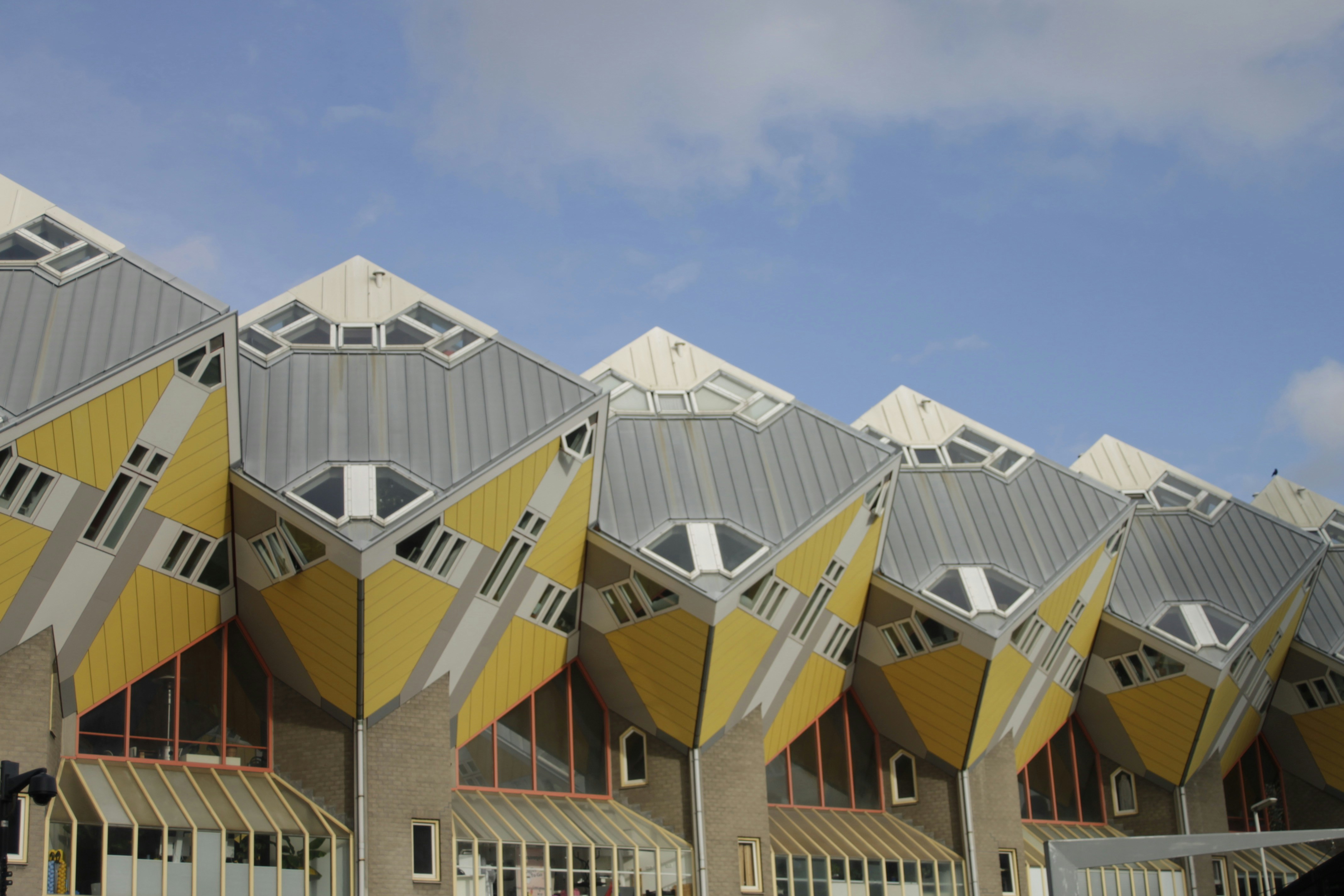 eine Reihe von Gebäuden mit einem Himmelshintergrund