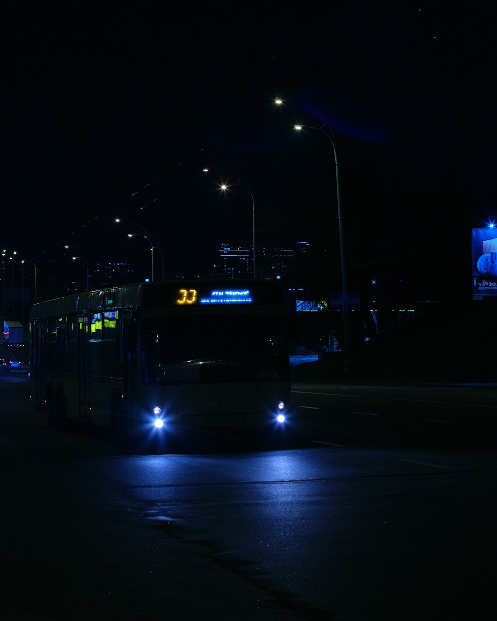 un bus roulant dans une rue la nuit