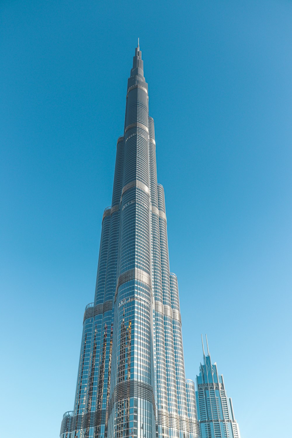 a very tall building sitting in the middle of a city