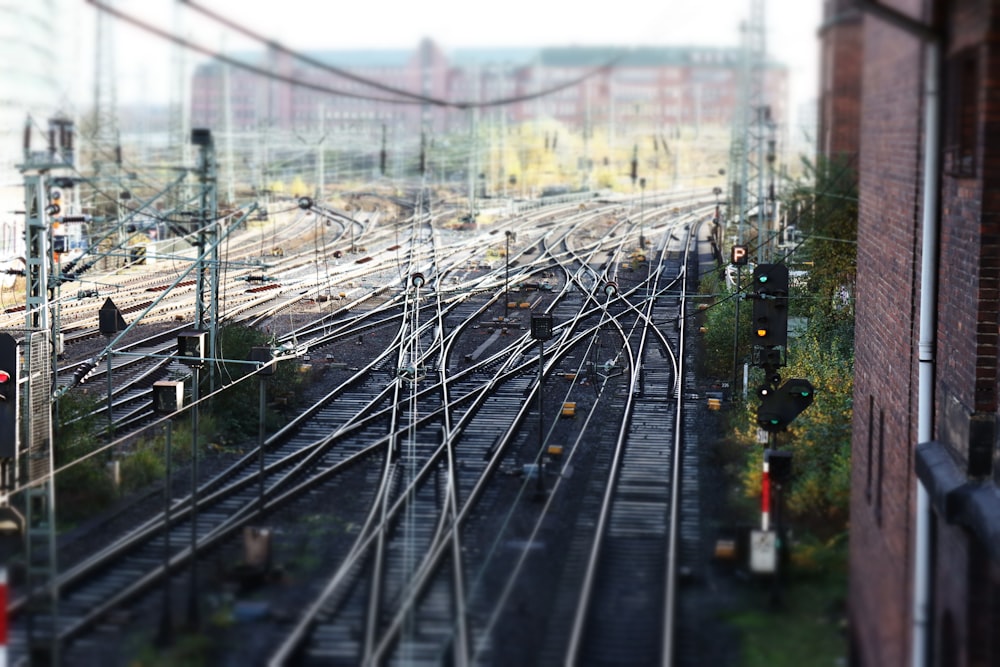 Una vista de un patio de trenes desde un punto de vista alto