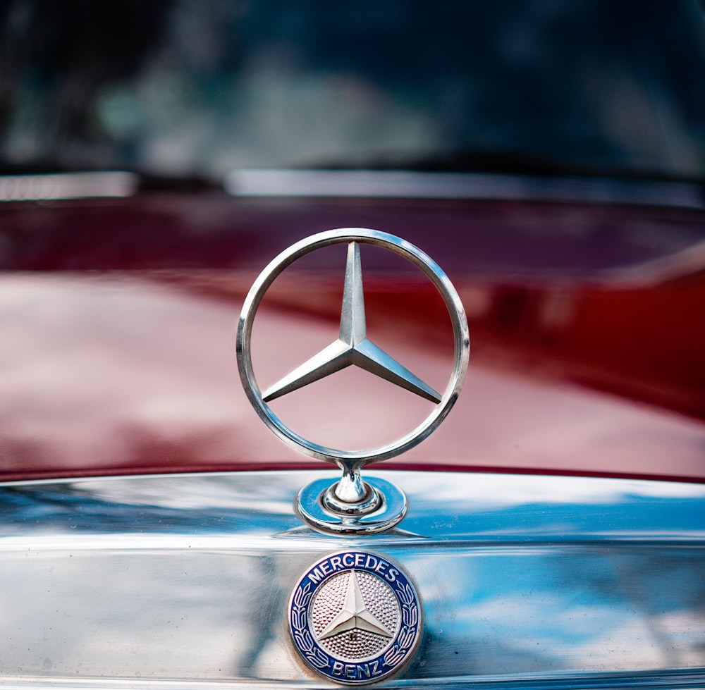 a close up of a mercedes emblem on a car