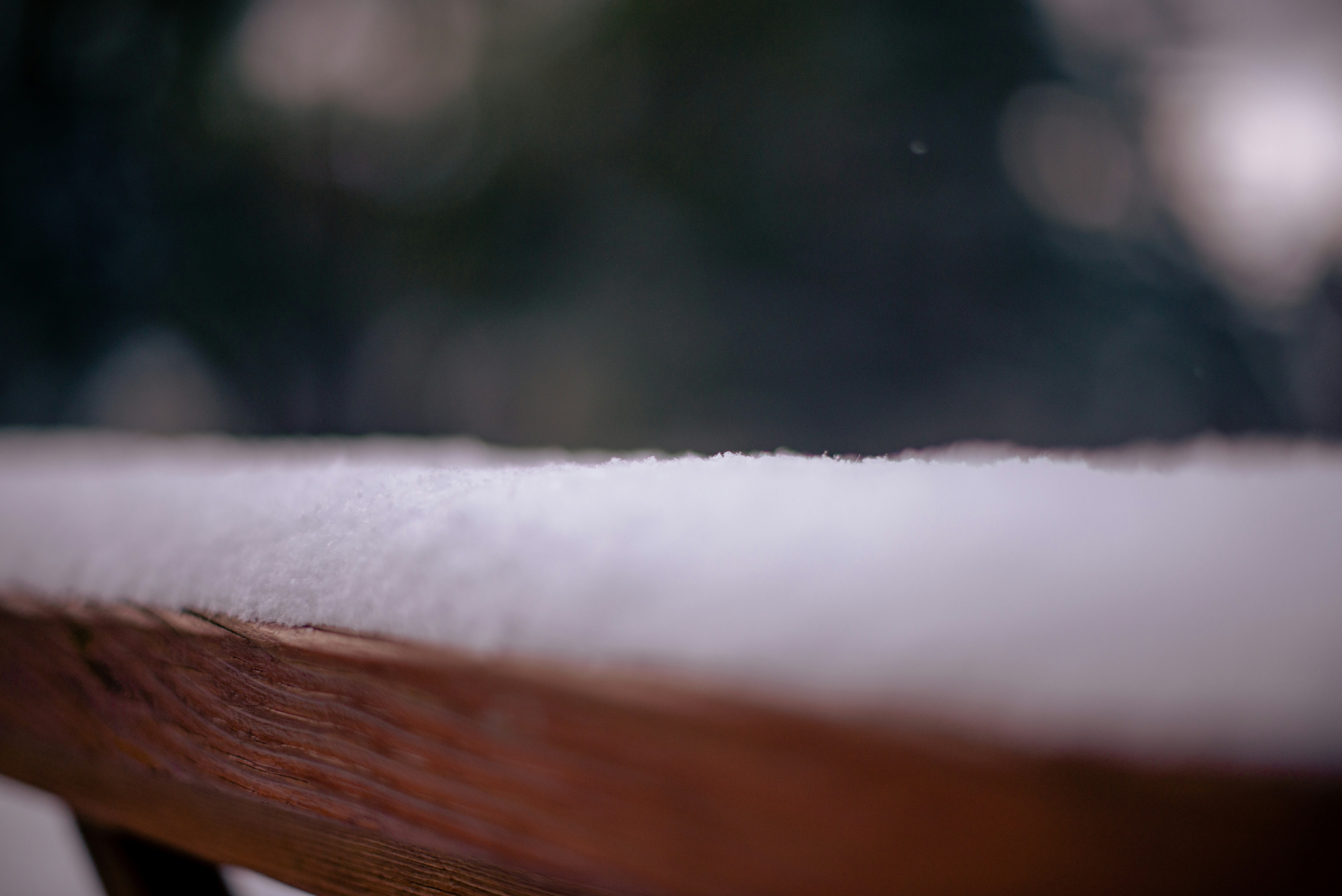 Préparation d'un chalet pour l'hiver avec de la neige