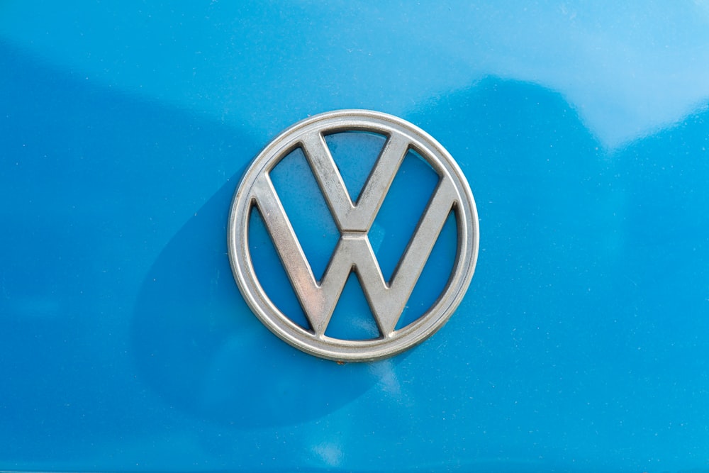 um close up de um emblema volkswagen em um carro azul