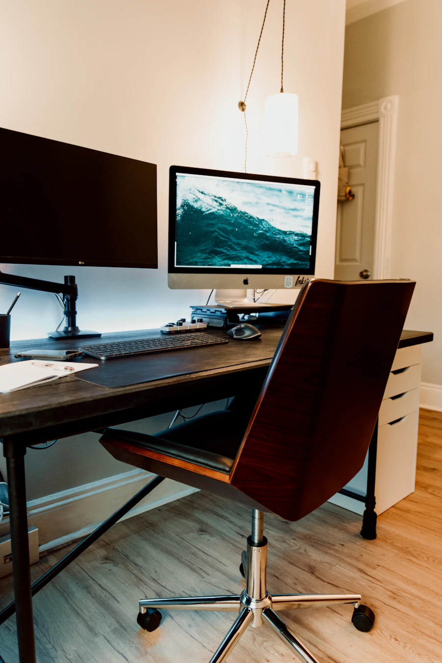 Bureau compact avec moniteur, clavier et chaise