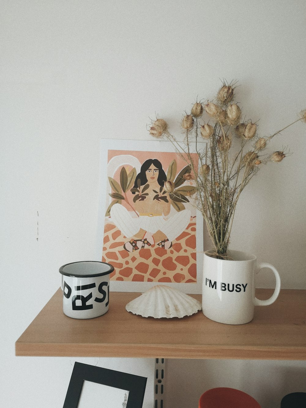 Una foto di una donna e una tazza di caffè su uno scaffale