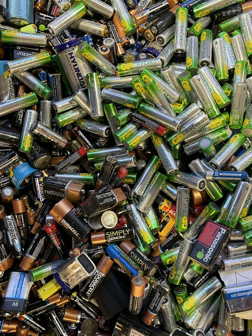 Una pila de baterías que están muy juntas
