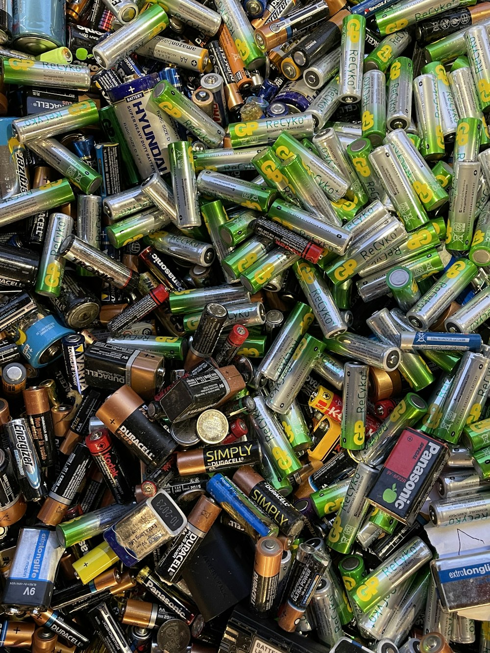 une pile de batteries très proches les unes des autres