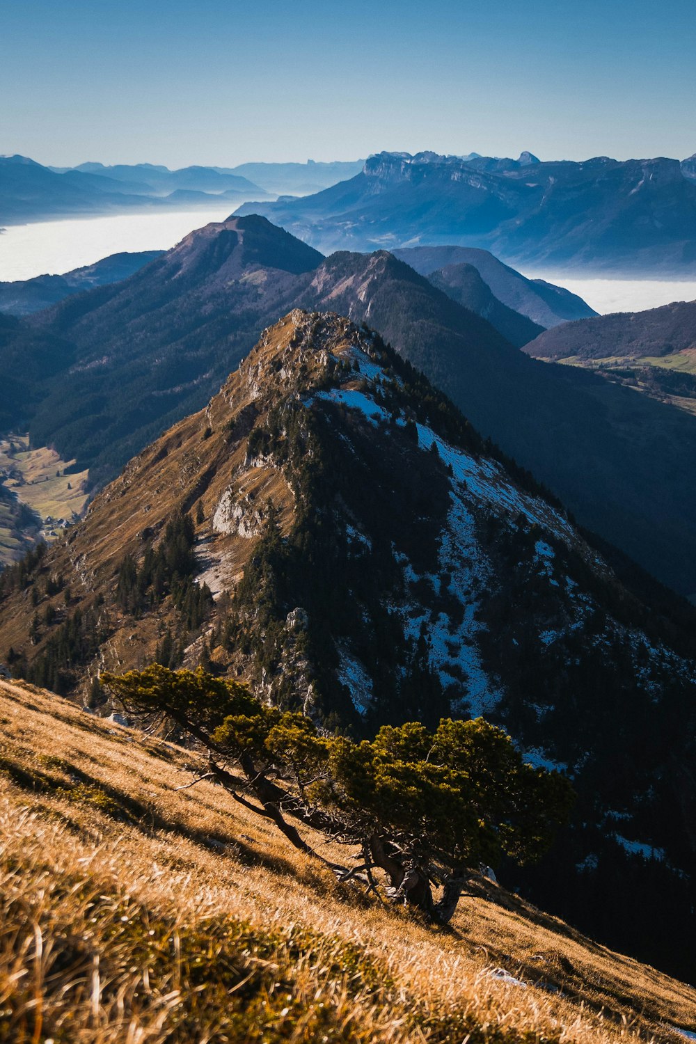 Una vista de una cadena montañosa con nieve en la cima