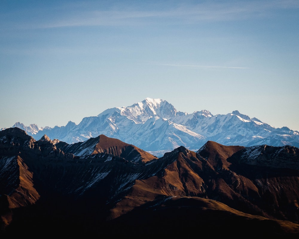 Una catena montuosa con montagne innevate sullo sfondo