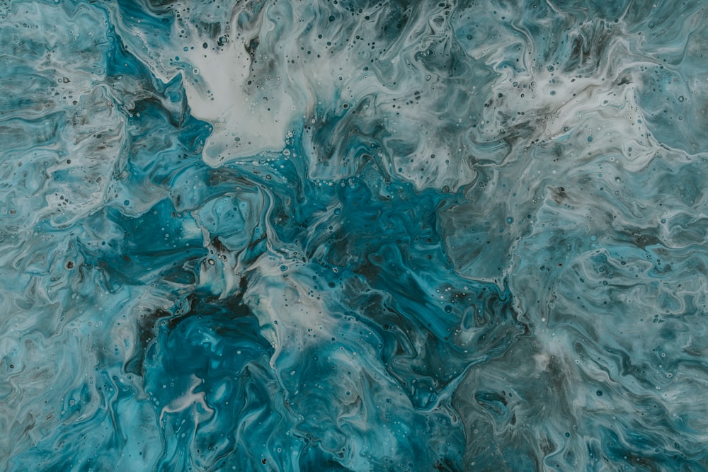Una pintura abstracta de colores azul y blanco
