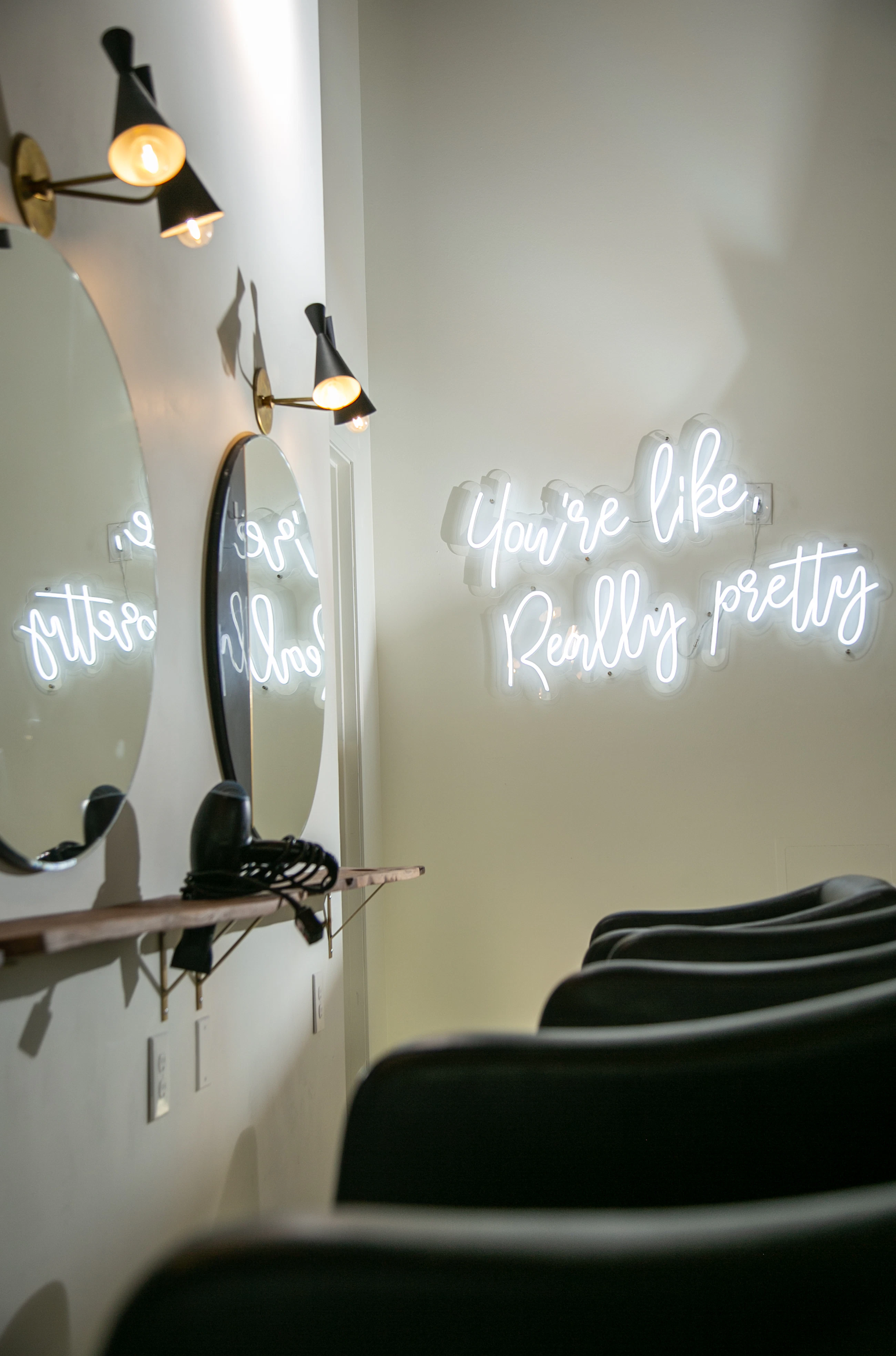 Intérieur d'un salon de coiffure et d'esthétique, ambiance lumineuse — photo temporaire en attendant celle du salon AlyCare